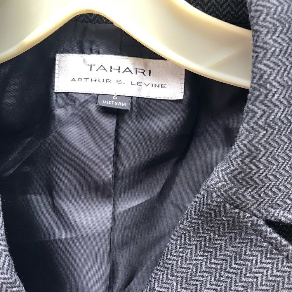 Beautiful soft Tahari jacket - Picture 3 of 6